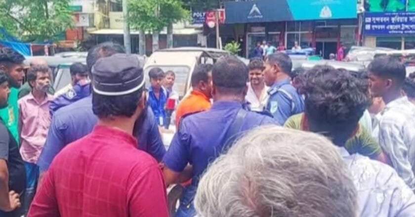 মানিকগঞ্জে ট্রাফিক পুলিশের অভিযান, বাধা দেওয়ায় আটক ৪