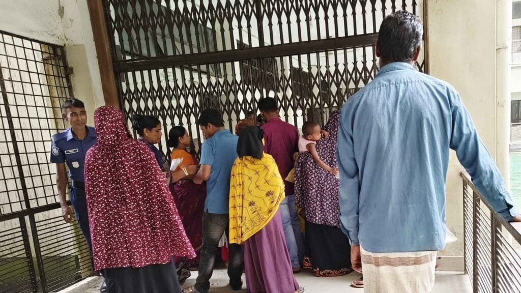 নওগাঁয় বন্দিদের সঙ্গে দেখা করতে কোর্ট পুলিশের বিরুদ্ধে টাকা নেওয়ার অভিযোগ