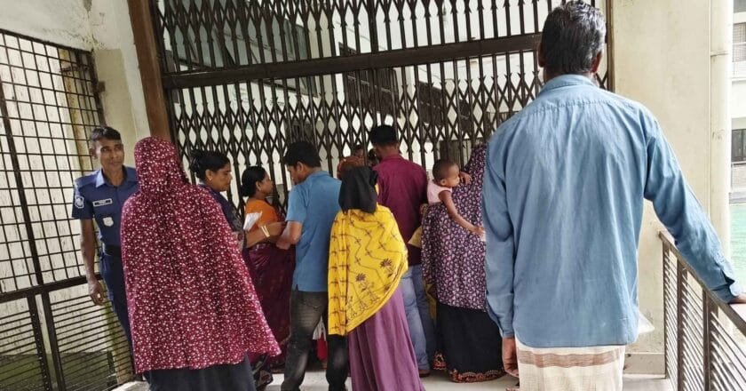 নওগাঁয় বন্দিদের সঙ্গে দেখা করতে কোর্ট পুলিশের বিরুদ্ধে টাকা নেওয়ার অভিযোগ