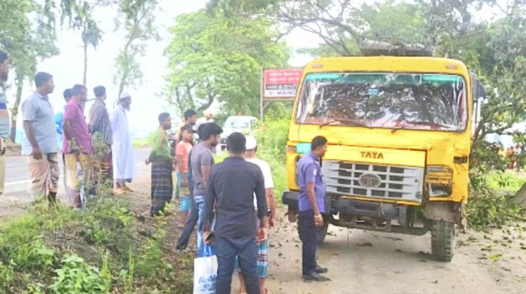 সলঙ্গায় সড়ক দুর্ঘটনায় পিতা-পুত্র নিহত