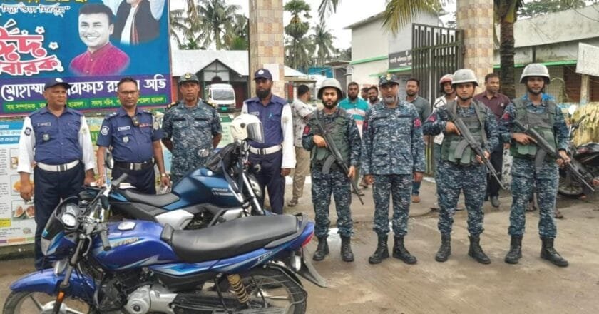 বাংলাদেশ নৌবাহিনী ও ট্রাফিক পুলিশের সমন্বয়ে যৌথ চেকপোষ্ট