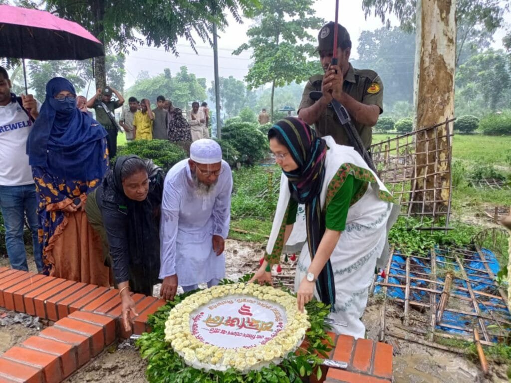 জুলাই গণঅভ্যুত্থানের শহীদদের কবর জিয়ারত করলেন ইউএনও আফরিন জাহান