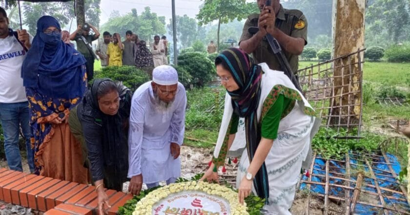 জুলাই গণঅভ্যুত্থানের শহীদদের কবর জিয়ারত করলেন ইউএনও আফরিন জাহান