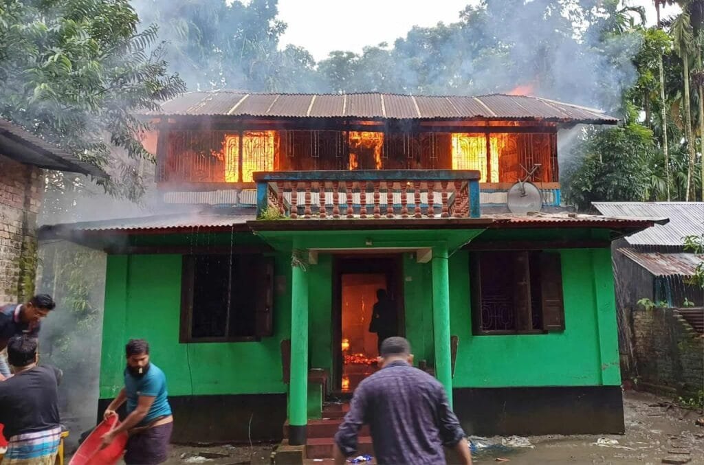 মির্জাগঞ্জে গ্যাসের চুলার আগুনে পুড়ে গেলো বসত ঘর