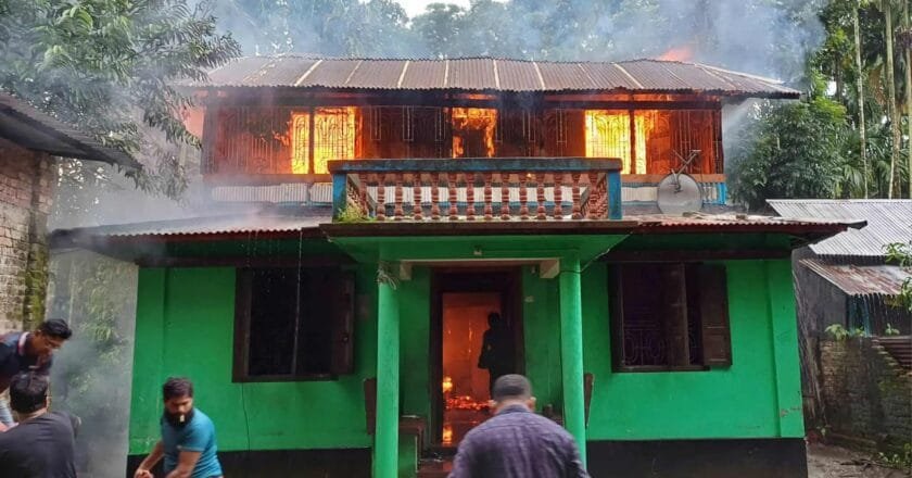 মির্জাগঞ্জে গ্যাসের চুলার আগুনে পুড়ে গেলো বসত ঘর