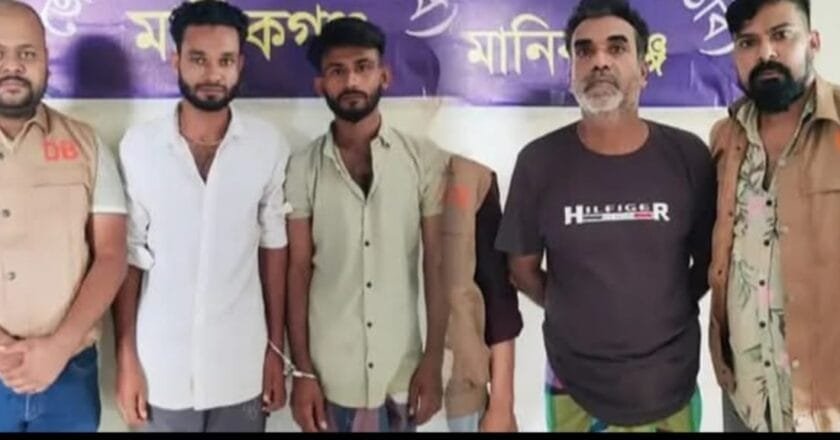 মানিকগঞ্জে পৃথক অভিযানে হেরোইন ও গাঁজাসহ তিন মাদক কারবারি গ্রেপ্তার