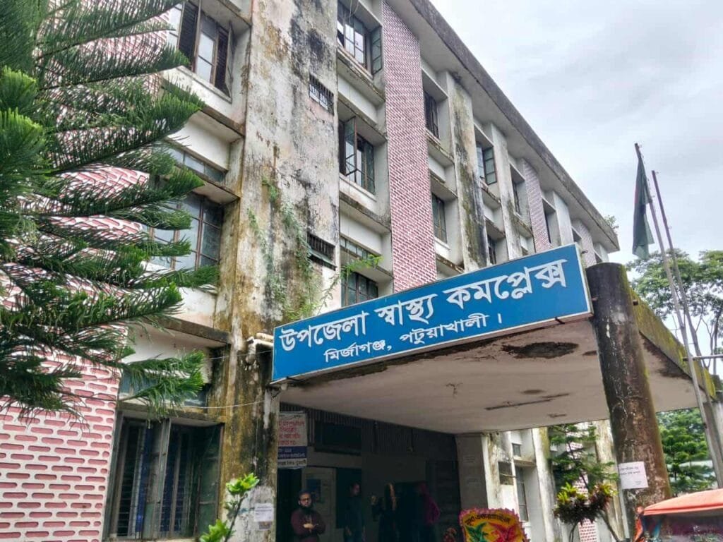 অব্যবস্থাপনা ও টেস্ট বাণিজ্যের আতুরঘর হিসেবে পরিচিতি পেয়েছে মির্জাগঞ্জ উপজেলা স্বাস্থ্য কমপ্লেক্স