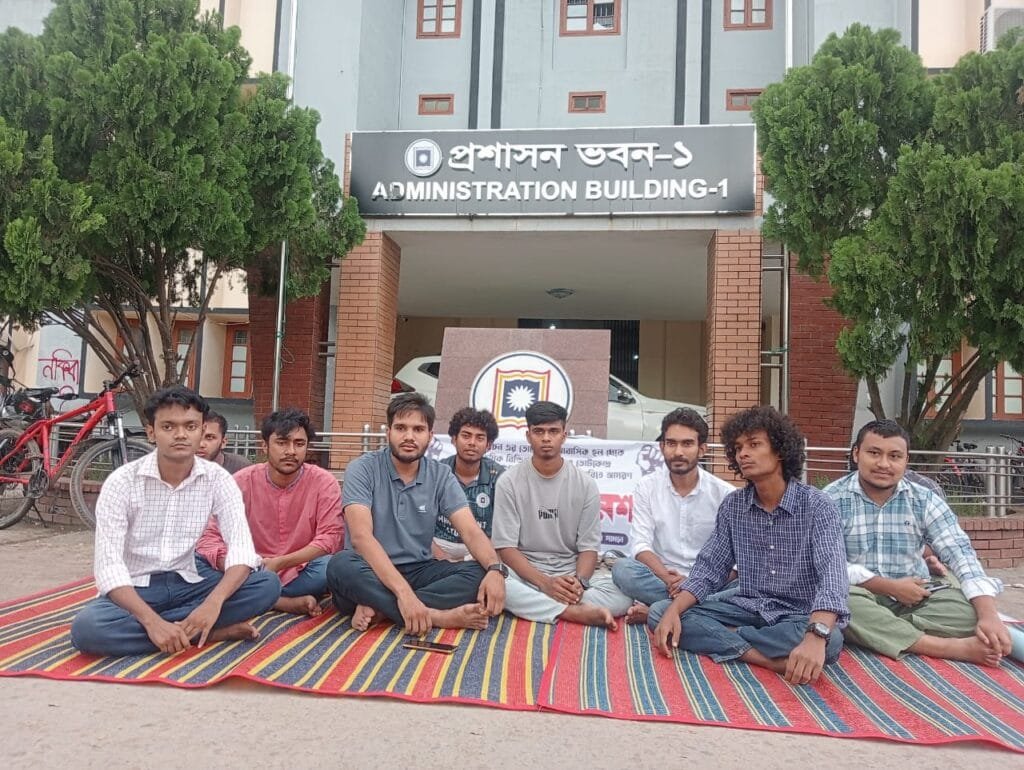 রাকসু নির্বাচন: ভোটকেন্দ্র একাডেমিক ভবনে স্থানান্তরের দাবিতে গণঅনশন