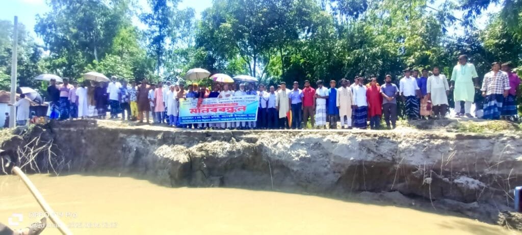 নাগেশ্বরীর চরে ভয়াবহ ভাঙন: স্থায়ী বাঁধ নির্মাণের দাবিতে মানববন্ধন