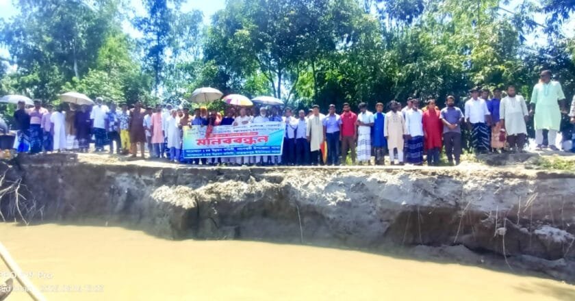 নাগেশ্বরীর চরে ভয়াবহ ভাঙন: স্থায়ী বাঁধ নির্মাণের দাবিতে মানববন্ধন