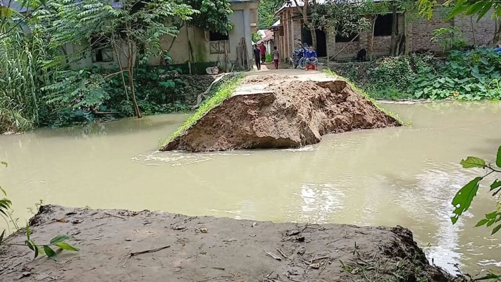 নওগাঁর আত্রাই নদীর পানি বৃদ্ধি; বেড়িবাঁধ ভেঙে লোকালয়ে ঢুকছে পানি