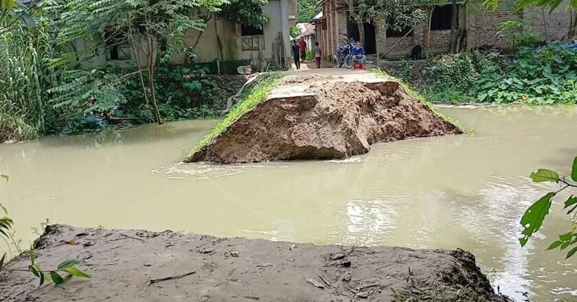 নওগাঁর আত্রাই নদীর পানি বৃদ্ধি; বেড়িবাঁধ ভেঙে লোকালয়ে ঢুকছে পানি