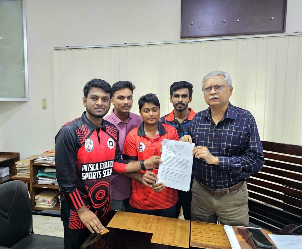 রাবি স্টেডিয়াম সংস্কারে ১০ দাবিতে স্মারকলিপি প্রদান