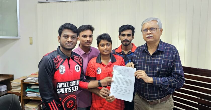 রাবি স্টেডিয়াম সংস্কারে ১০ দাবিতে স্মারকলিপি প্রদান