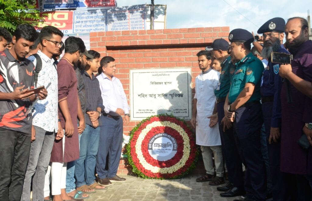 শহিদ আবু সাঈদ স্মৃতিস্তম্ভে উপদেষ্টা আসিফ মাহমুদের শ্রদ্ধা নিবেদন