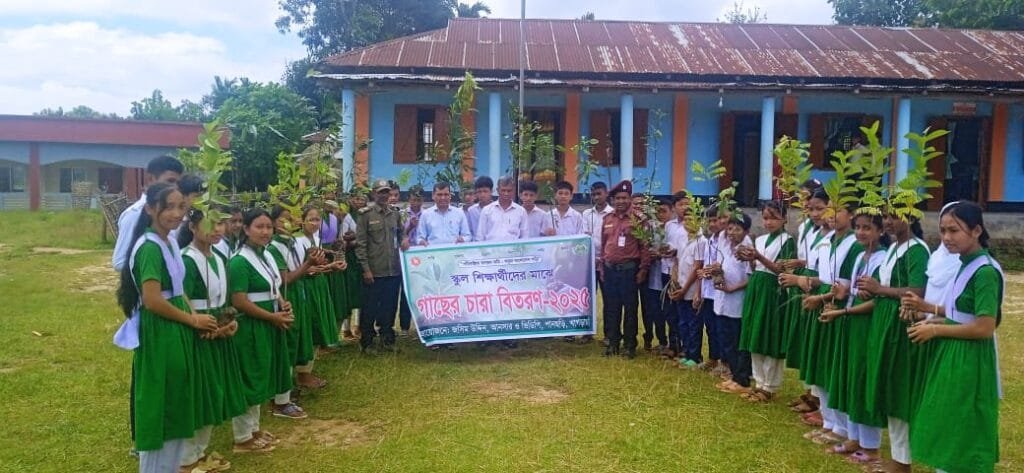 লোগাং বাজার আদর্শ উচ্চ বিদ্যালয়ে বৃক্ষরোপণ কর্মসূচি