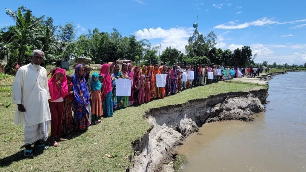 কুড়িগ্রামে ধরলার ভাঙনে বিলীন হচ্ছে চর গোলক মন্ডল, টেকসই বাঁধের দাবিতে মানববন্ধন