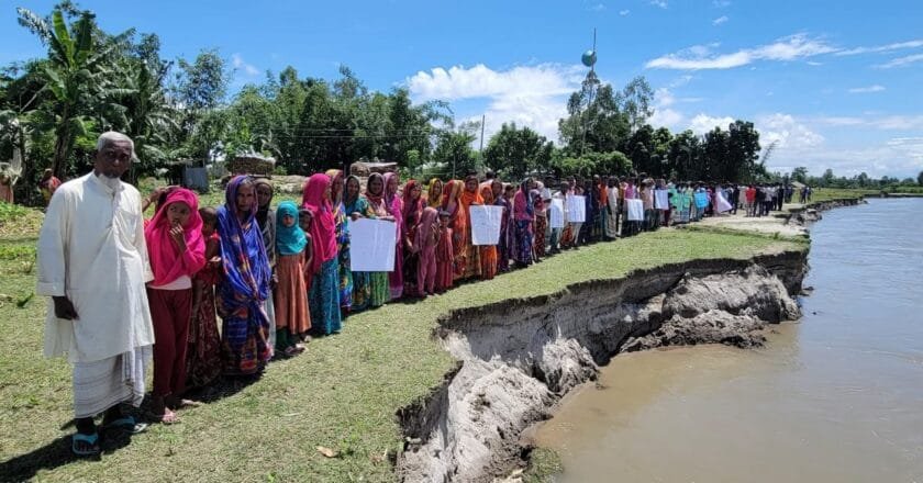 কুড়িগ্রামে ধরলার ভাঙনে বিলীন হচ্ছে চর গোলক মন্ডল, টেকসই বাঁধের দাবিতে মানববন্ধন