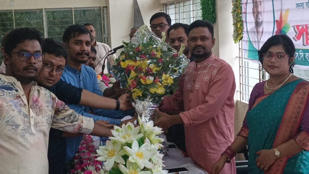 ভুরুঙ্গামারীতে সহপাঠীদের সংবর্ধনা পেলেন প্রভাষক শহিদুল ইসলাম