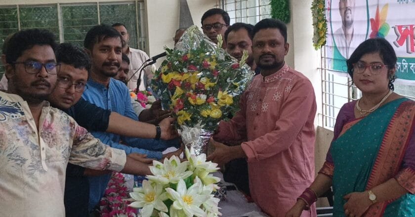 ভুরুঙ্গামারীতে সহপাঠীদের সংবর্ধনা পেলেন প্রভাষক শহিদুল ইসলাম