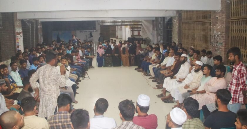 ইকসুর দাবিতে ঐক্যবদ্ধ শিক্ষার্থীরা