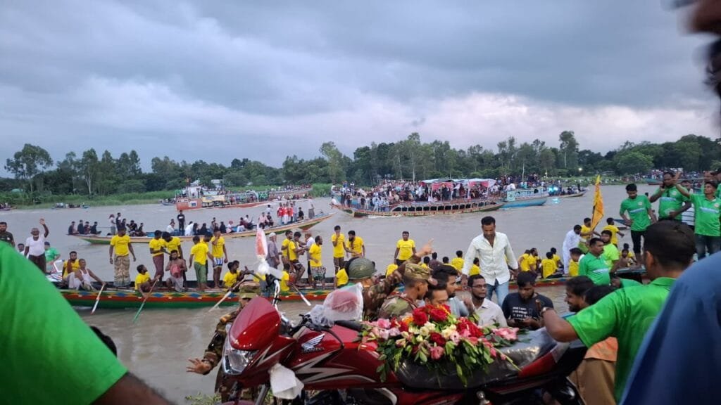 মানিকগঞ্জে ঐতিহ্যবাহী নৌকা বাইচ অনুষ্ঠিত