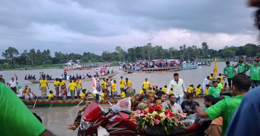 মানিকগঞ্জে ঐতিহ্যবাহী নৌকা বাইচ অনুষ্ঠিত