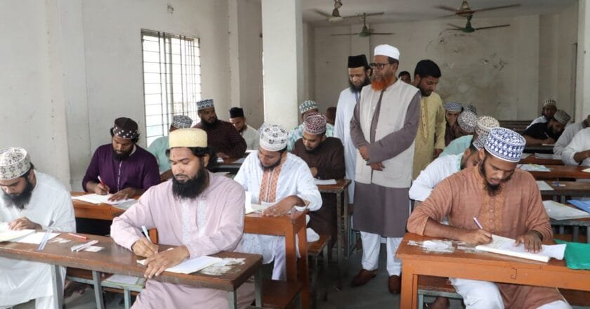 ইআবির অধীনে কামিল (মাস্টার্স) পরীক্ষা শুরু : কেন্দ্র পরিদর্শনে উপাচার্য