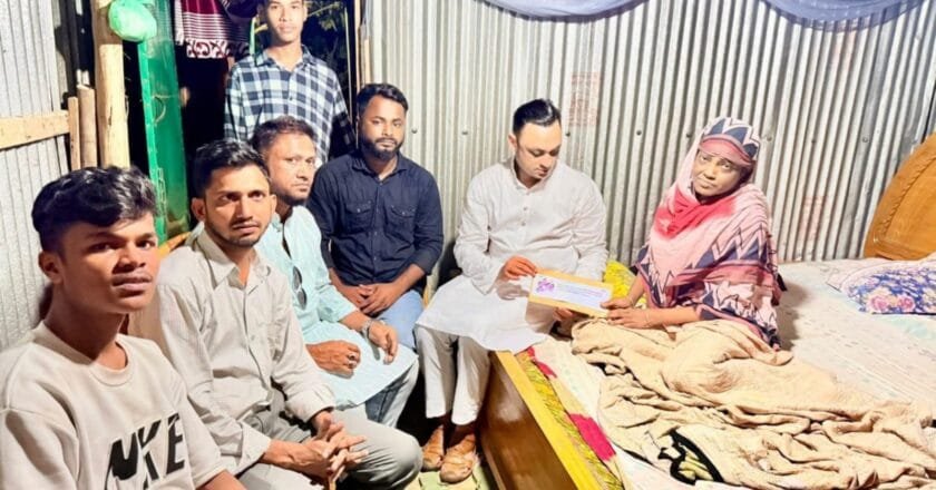 লোহাগাড়ায় ক্যান্সার আক্রান্ত মিনুর পাশে বিএনপি নেতাকর্মীরা