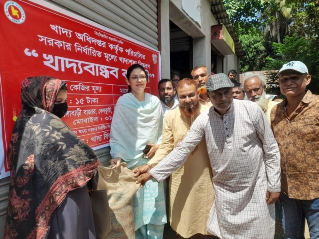বেলকুচিতে খাদ্যবান্ধব কর্মসূচির চাল বিক্রয় শুরু
