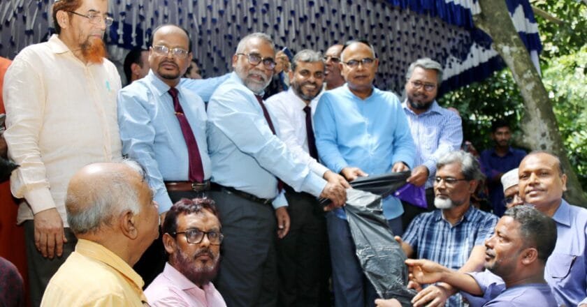 ভ্যানচালকদের মাঝে ইবি জিয়া পরিষদের রেনইকোট বিতরণ