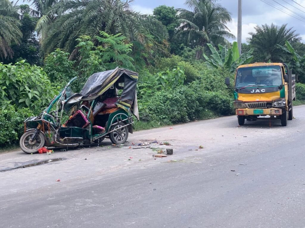 ডুমুরিয়ায় পিকআপ-ইজিবাইক সংঘর্ষে নিহত ৪