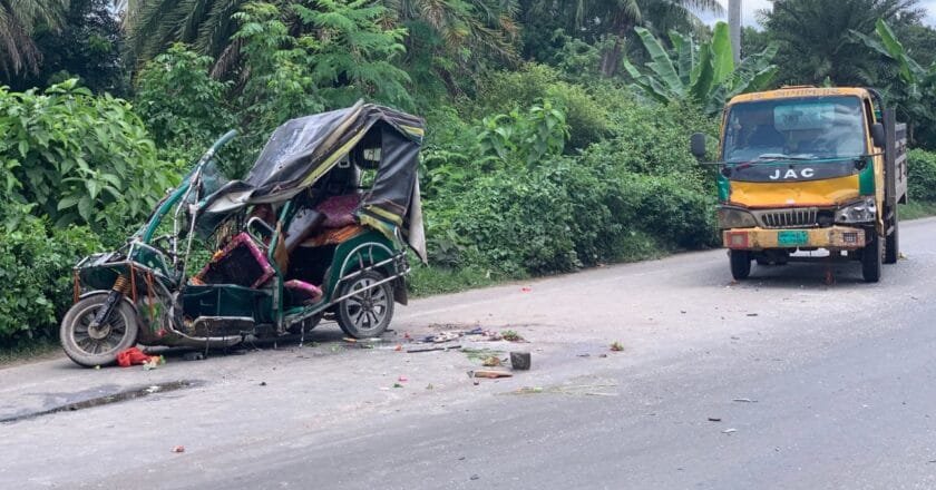 ডুমুরিয়ায় পিকআপ-ইজিবাইক সংঘর্ষে নিহত ৪