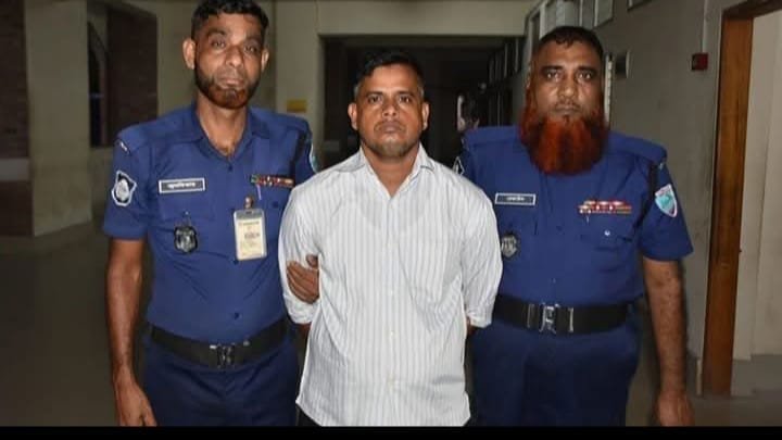 গাঁজা নিয়ে কারাগারে প্রবেশকালে কর্মচারী আটক