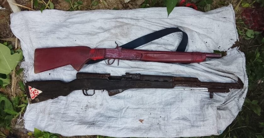 নরসিংদীর রায়পুরায় মসজিদসংলগ্ন জঙ্গল থেকে অস্ত্র উদ্ধার