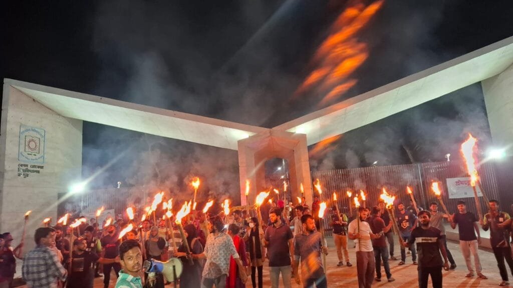 বুয়েট শিক্ষার্থীদের ওপর পুলিশি হামলার প্রতিবাদে বেরোবিতে মশাল মিছিল