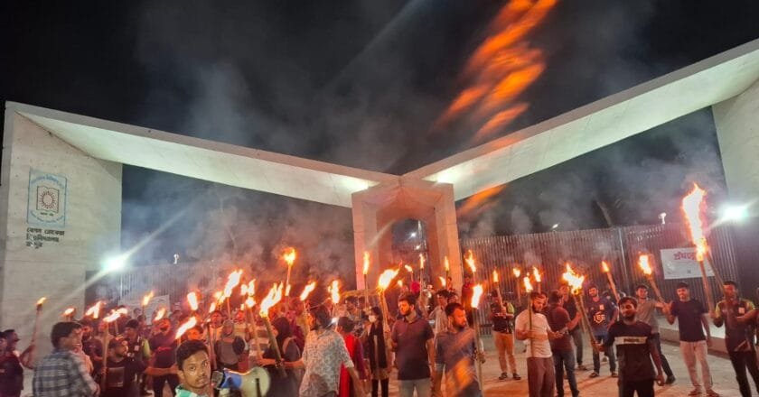 বুয়েট শিক্ষার্থীদের ওপর পুলিশি হামলার প্রতিবাদে বেরোবিতে মশাল মিছিল