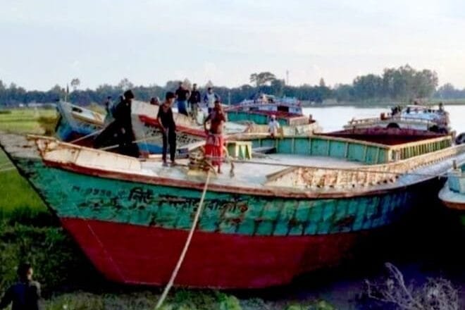 দৌলতপুরে যমুনায় ভ্রাম্যমাণ আদালতের অভিযান; ৬টি অবৈধ বাল্কহেড জব্দ