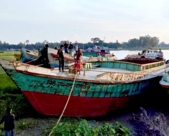 দৌলতপুরে যমুনায় ভ্রাম্যমাণ আদালতের অভিযান; ৬টি অবৈধ বাল্কহেড জব্দ
