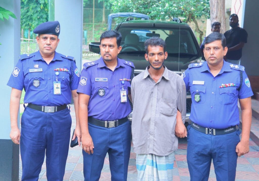 রামগড়ে দাদী-ফুফুকে নৃশংসভাবে হত্যার ঘটনায় ঘাতক সাইফুল আটক