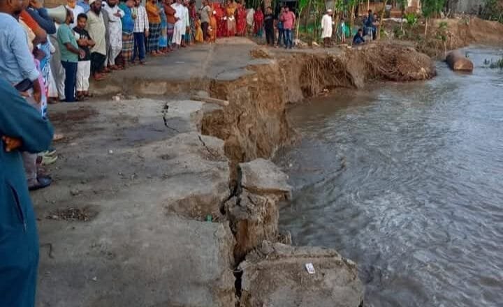 শিবালয়ে নদীভাঙন কবলিতদের পাশে জামায়াত নেতা: মানববন্ধন ও আর্থিক সহায়তা প্রদান