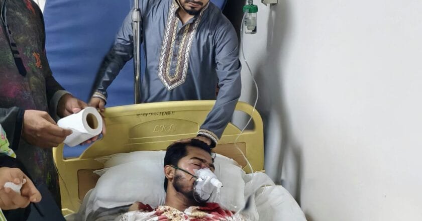 রক্তাক্ত বন্ধু নূরকে দেখতে গেলেন এনসিপির কেন্দ্রীয় নেতা ফাহিম পাঠান