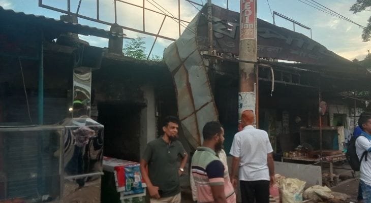 খুলনায় জাতীয় পার্টি কার্যালয়ে হামলা, আহত ১৫