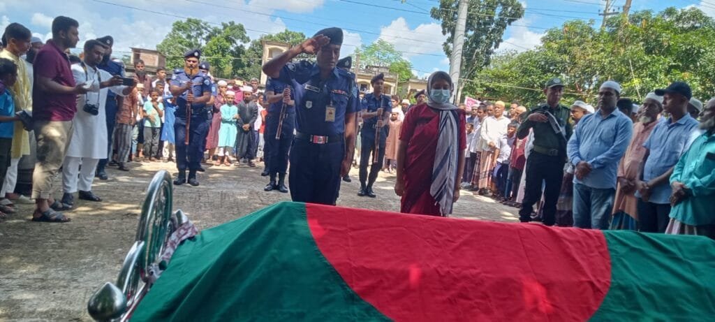 রাষ্ট্রীয় মর্যাদায় প্রবীন মুক্তিযোদ্ধা আলী আকবরের শেষ বিদায়