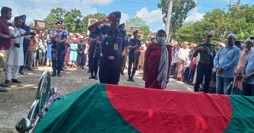 রাষ্ট্রীয় মর্যাদায় প্রবীন মুক্তিযোদ্ধা আলী আকবরের শেষ বিদায়