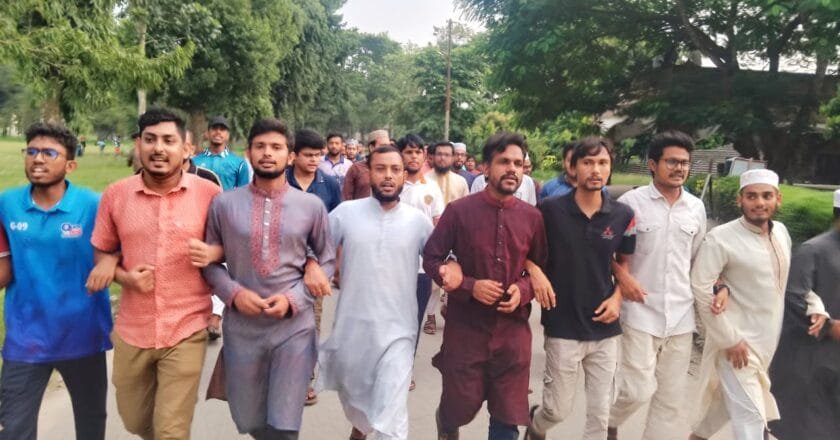 চবি শিক্ষার্থীদের উপর হামলার প্রতিবাদে ইবিতে বিক্ষোভ