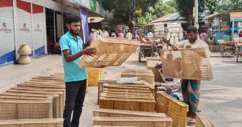 সলঙ্গায় মাছ ধরার উপকরণ বিক্রির ধুম