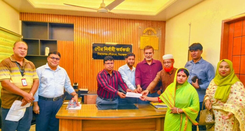 সিরাজগঞ্জ পৌরসভার ক্ষতিগ্রস্ত বস্তিবাসীদের মাঝে অনুদান বিতরণ