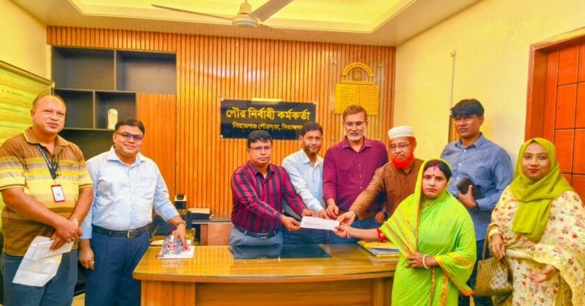 সিরাজগঞ্জ পৌরসভার ক্ষতিগ্রস্ত বস্তিবাসীদের মাঝে অনুদান বিতরণ