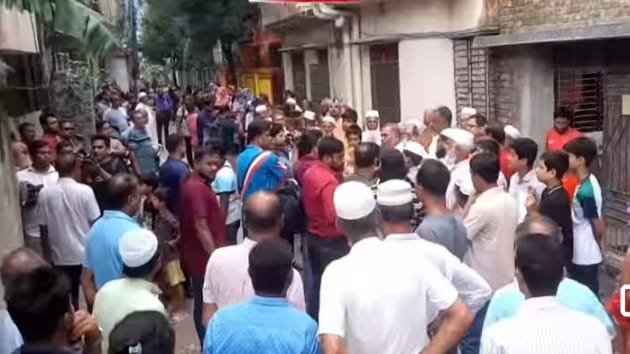 মানিকগঞ্জে কেন্দ্রীয় যুবদল নেতা কর্তৃক রাস্তা বন্ধের প্রতিবাদে এলাকাবাসীর মানববন্ধন